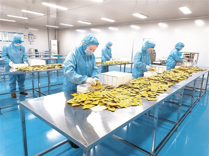 工人包装金刺梨饮品。贵州日报天眼新闻记者 杨媛媛 摄