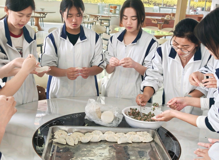 学生们在校园里一起包饺子。宜宾市职业技术学校供图