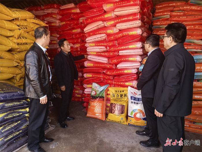 宁县供销社工作人员开展农资市场保供检查。新甘肃·甘肃日报通讯员 李建强摄  