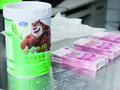 快递奶粉罐里竟装了3万元现金
