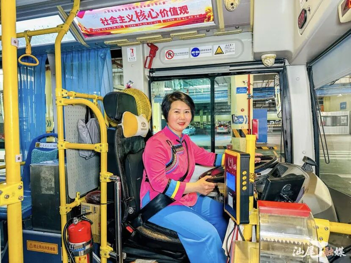 身穿汕尾渔民传统服饰的公交车司机，欢迎市民游客搭车。