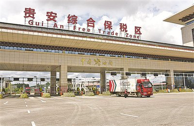 车夫网货车驶出贵安综保区海关卡口。贵安综保区/供图