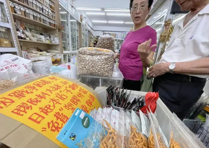 岛内不少店家张贴公告，不再提供免费塑料袋。 图自台湾《联合报》