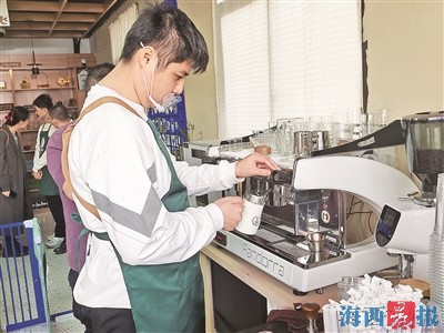 由厦门市残联打造的“星空咖啡”帮助孤独症青年实现融合就业。记者 黄伊娜 摄