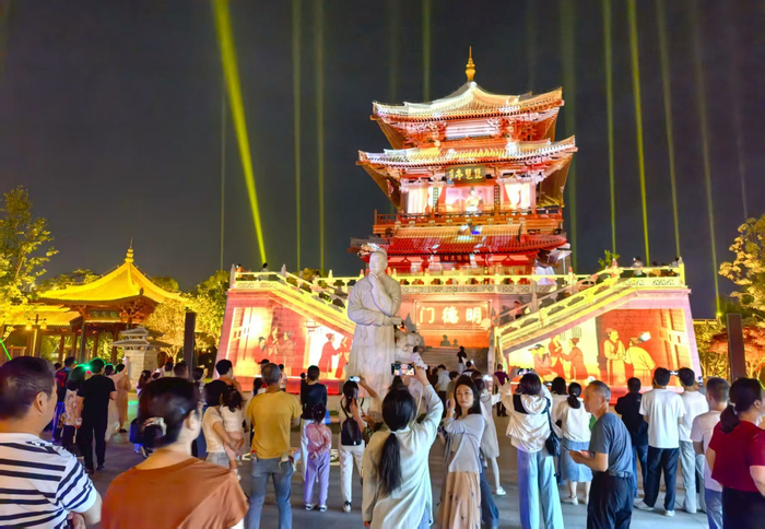 夜色中的长江国家文化公园九江城区段琵琶亭景点灯光璀璨，大批游客慕名而来。刘家摄