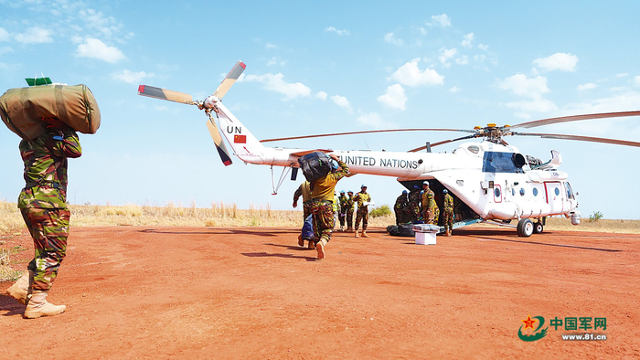 　　中国维和分队官兵协助孟加拉国维和友军从任务点撤离。黄 浩摄
