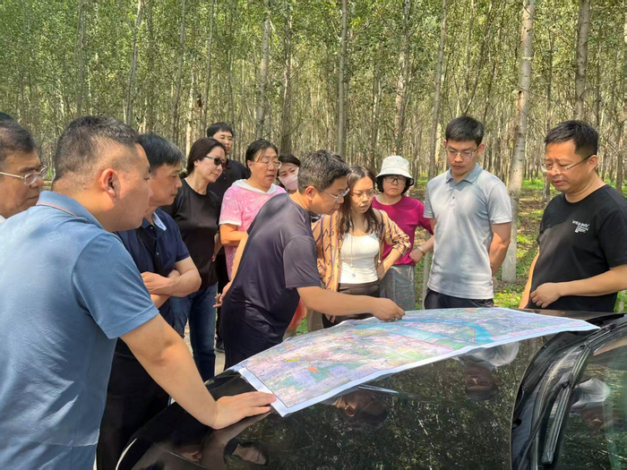 中咨海外公司团队在雄鄚路项目可研评审现场踏勘。