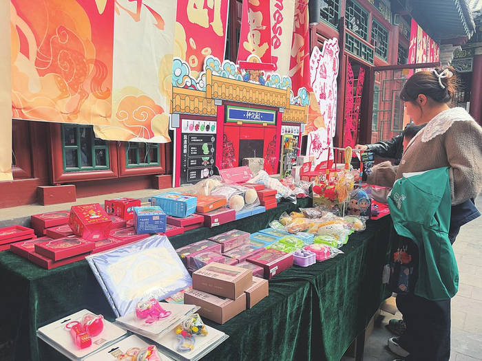 太原钟楼街一家文创店内，带有民俗文化元素的商品吸引消费者驻足。 记者 李若男 摄