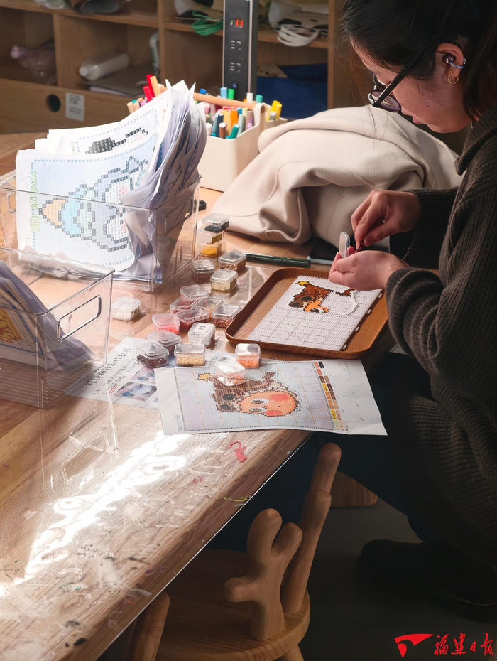 顾客在福州熊猫世界好友手作工坊内拼豆。