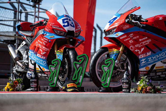 瓦伦丁·德比斯的53号张雪机车820RR-RS