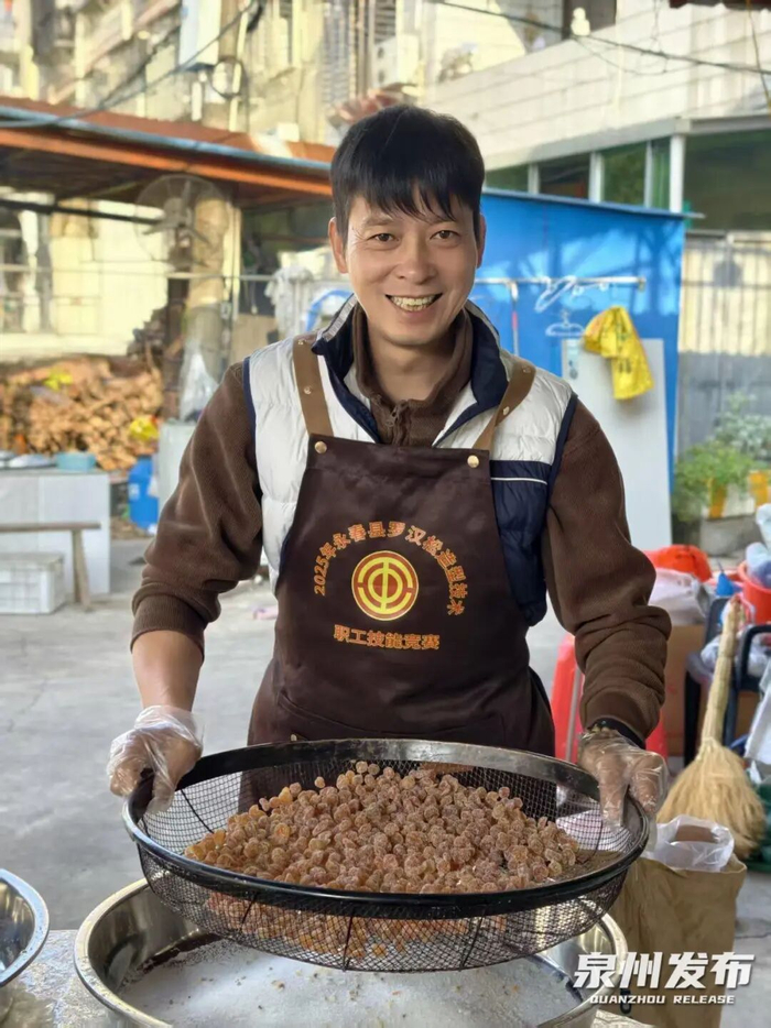 金豆技术能手李建彬在操作金桔糖制作的筛糖工序（李建彬 供图）