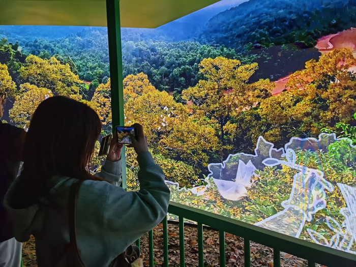 　　3月31日，观众在上海科技馆参观。新华社记者 陈爱平 摄