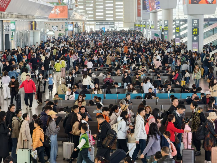 　　4月1日，成都东客站迎来中小学春假出行高峰。新华社发 （钟敏 摄）