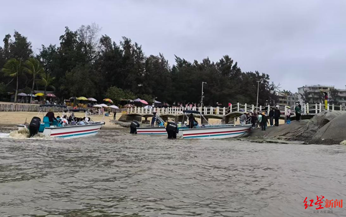 ▲海豚雕塑附近，私家船只正在搭载游客