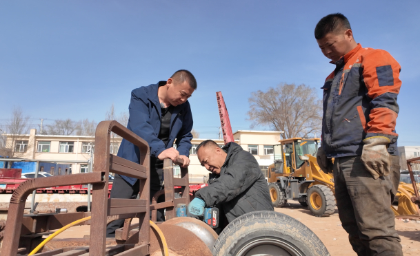 刘少东（左一）和团队人员调试机械