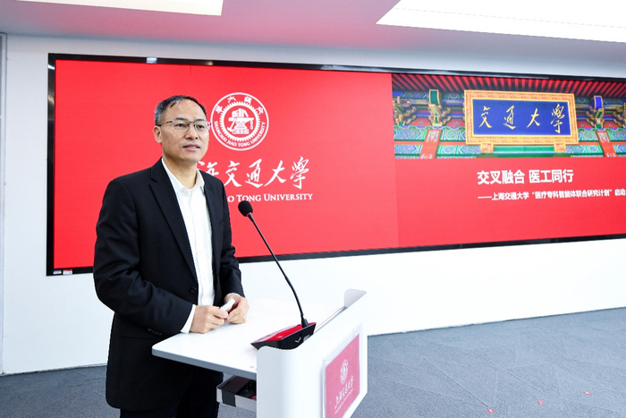 图：上海交通大学科学技术发展研究院院长周永丰介绍“医疗专科智能体联合研究计划”