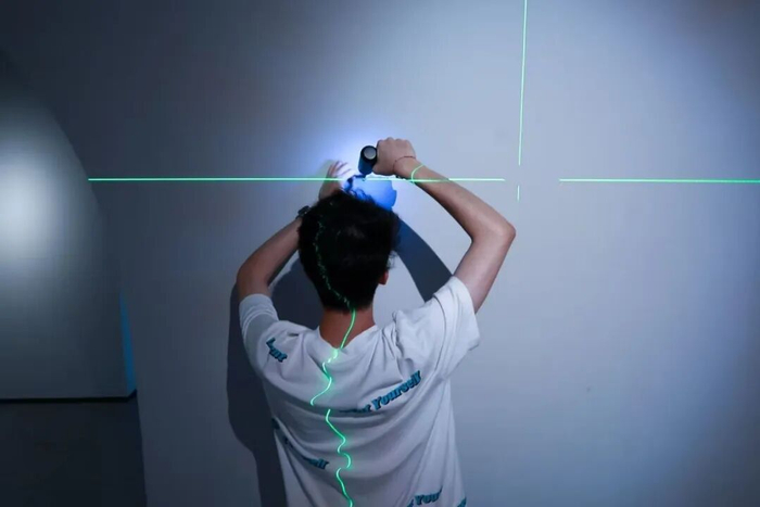 阿遇在布置自己的展览。