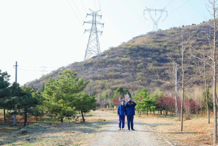 3月31日，国网北京顺义供电公司员工对110千伏防山火重点输电线路开展巡视检查，保障电网安全稳定运行。（王一冕/摄）