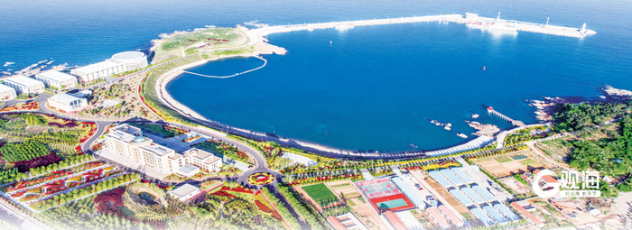 航拍青岛蓝谷沿海一线。