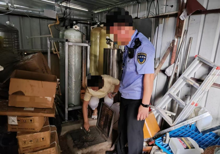 案发时，执法人员调查现场。