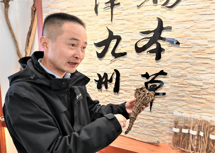 图为九州天润中药材有限公司副总经理赵东升作介绍