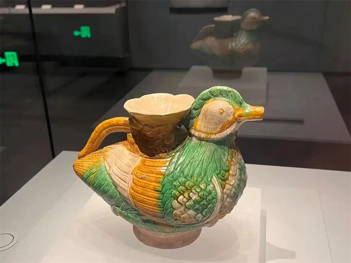 　　辽三彩瓷器。