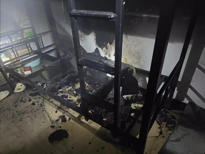 火灾后宿舍一片狼藉。图源：东莞消防