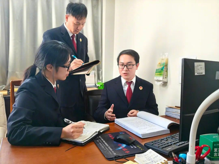 2025年11月，检察官就案件事实认定、罪名适用等问题展开讨论。