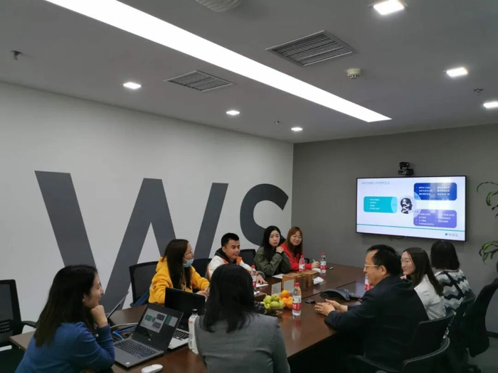 2020年，崔老师带领翻译专业硕士研究生们去相关业务公司进行参观交流。