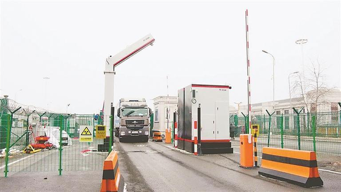     绥芬河公路口岸货检通道通关现场。    本报记者 杜怀宇摄