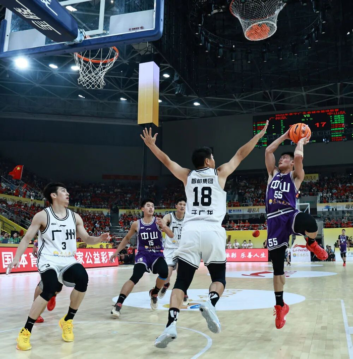 3月21日，广州队主场83:86不敌中山队。新华社记者 黄国保 摄