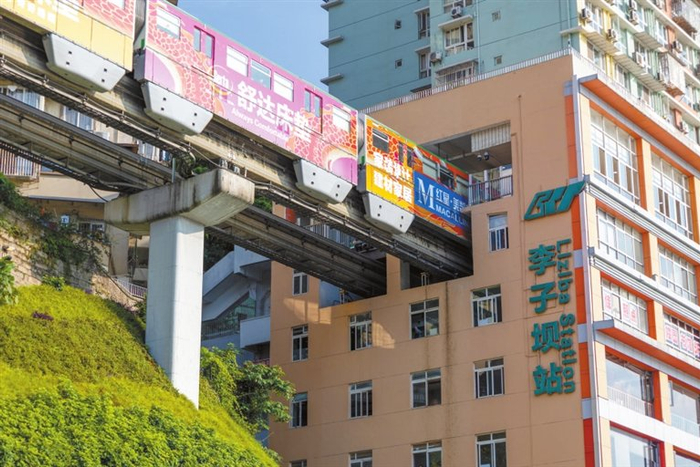 ▲重庆轨道交通2号线李子坝站