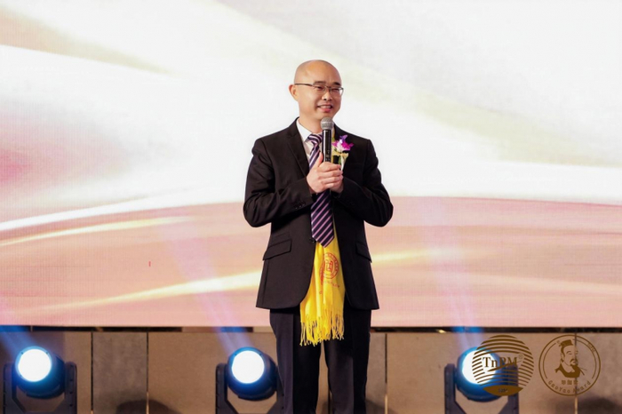 图为深圳市企业升级转型促进会执行会长、华谋咨询股份创始人岳华新致辞