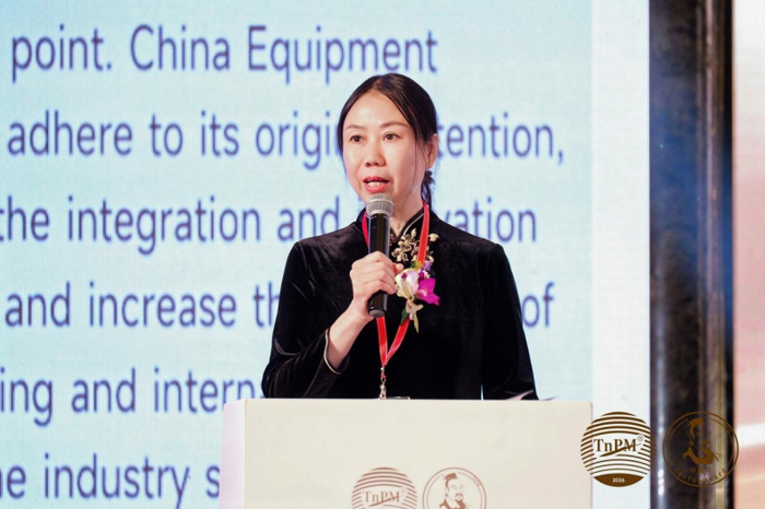 图为中国设备管理协会常务副秘书长兼《中国设备工程》杂志社社长 陈雪芹代徐东华会长宣读致辞