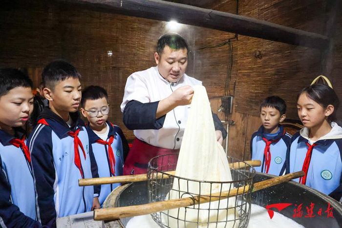 邵武市严羽小学学生在和平古镇体验游浆豆腐制作。曾子欣 摄