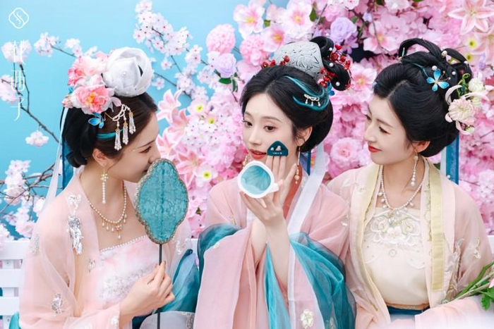 （图4：现场参与人员正在使用花西子防晒气垫）