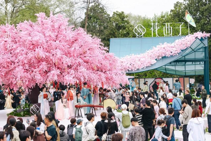 （图3：花朝节集市现场）
