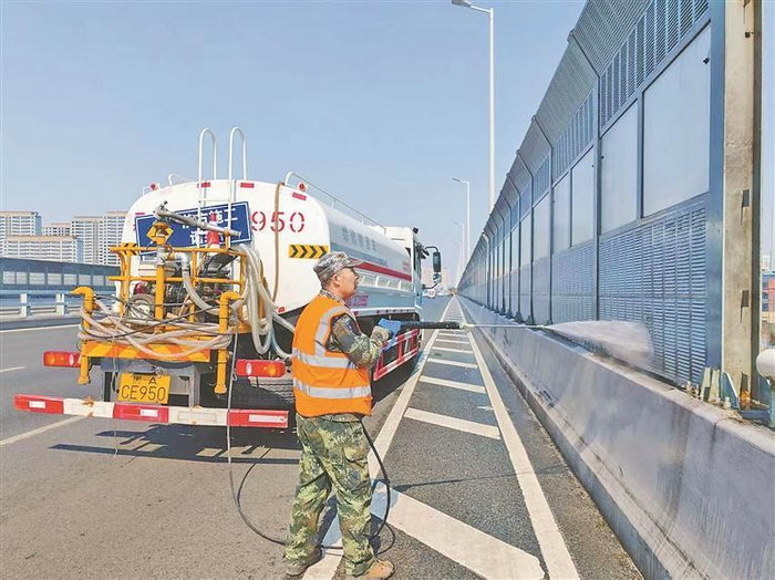     清洗隔音屏。本报记者 刘瑞摄