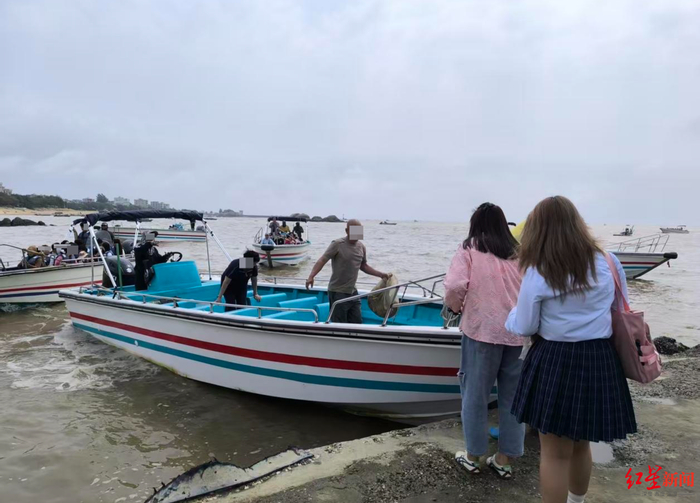 ▲海豚雕塑附近，私家船只正在搭载游客
