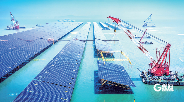 中电建海上光伏项目吊装现场。