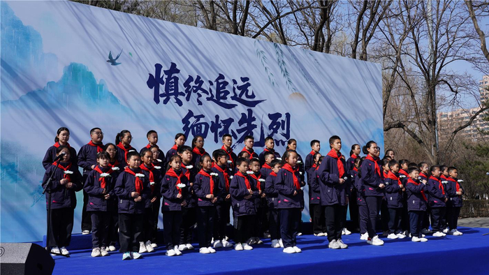 活动现场，少先队员们用真挚表演表达了对革命先烈的崇敬与追思。