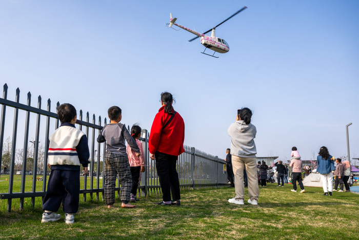 3月21日，游客在武汉未来荟低空文旅产业示范园游览。新华社记者 肖艺九 摄