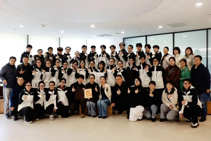 △邰丽华及中国残疾人艺术团与亮亮视野员工合影