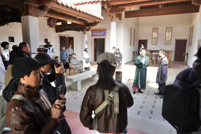 3月21日，游人在北京园博园观看国潮嘉年华表演。新华社发（程功 摄）