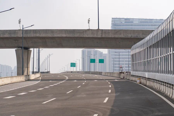 机场二通道绕城以北段冲刺年中建成。