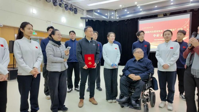 △亮亮视野创始人兼CEO吴斐向中国残疾人艺术团捐赠AR眼镜和现金