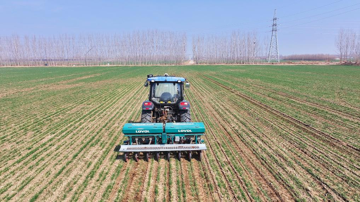　　无人驾驶农机正在昌邑市种粮大户岳梦羲的麦田里作业。新华社发