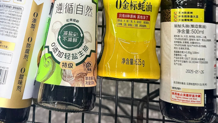 ​在某商超调料区，不同品牌、不同产品对“零添加”有着不同注释 图源：“新华网”微信公众号