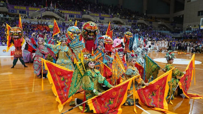 粤BA赛场上的文化大餐 林海生 王小虎 摄