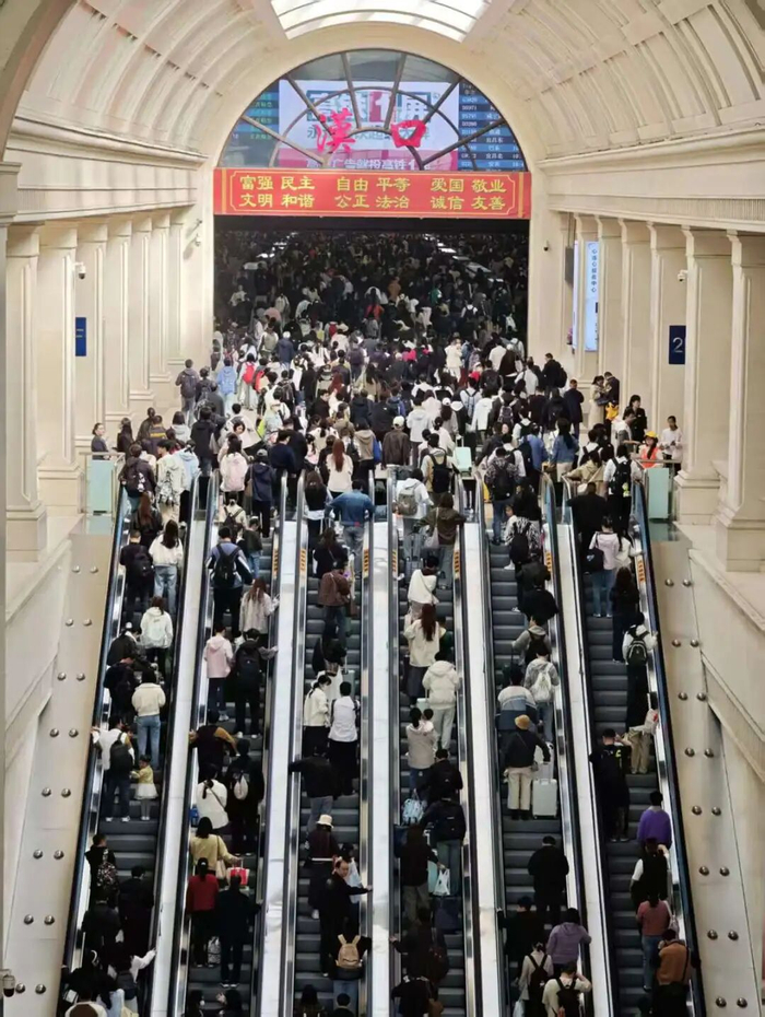 大批旅客从汉口火车站出行。通讯员 宋萍 摄